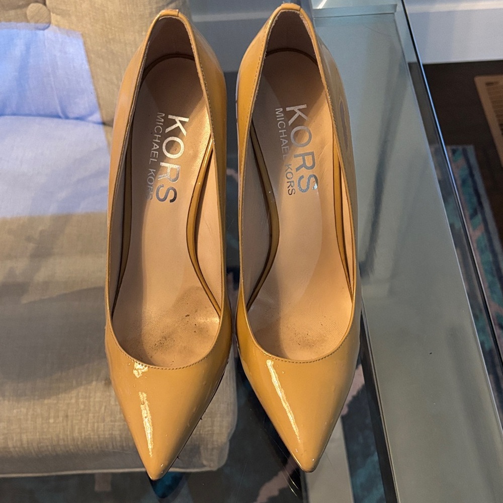 Michael Kors Glossy nude heels